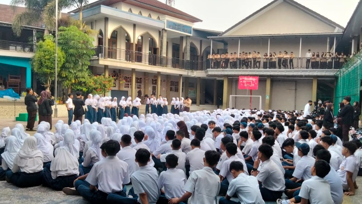 Attachment for 462 Siswa Baru SMAN 9 Tasikmalaya Ikuti MPLS dengan Pelepasan Balon dan Perkenalan Guru