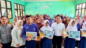 Attachment for Dian Fahrud Bagikan 300 Paket Buku Gratis untuk Siswa SMP Karawang